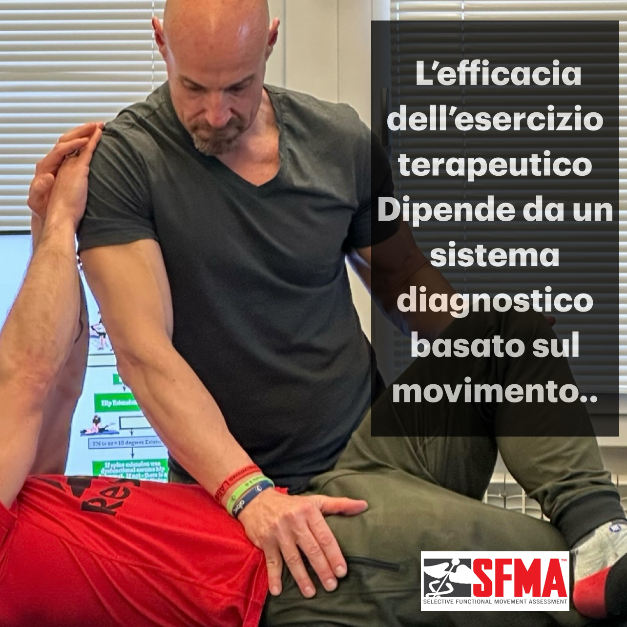 IMG_8731 Questa immagine mostra un terapista, con un aspetto concentrato, che esegue una valutazione fisica su un paziente sdraiato. Il terapista sta posizionando le mani sul paziente per esaminare i suoi movimenti e valutare eventuali disfunzioni. Sul lato destro dell’immagine appare un testo in italiano che recita: “L’efficacia dell’esercizio terapeutico dipende da un sistema diagnostico basato sul movimento.” In basso a destra, c’è il logo “SFMA” (Selective Functional Movement Assessment).